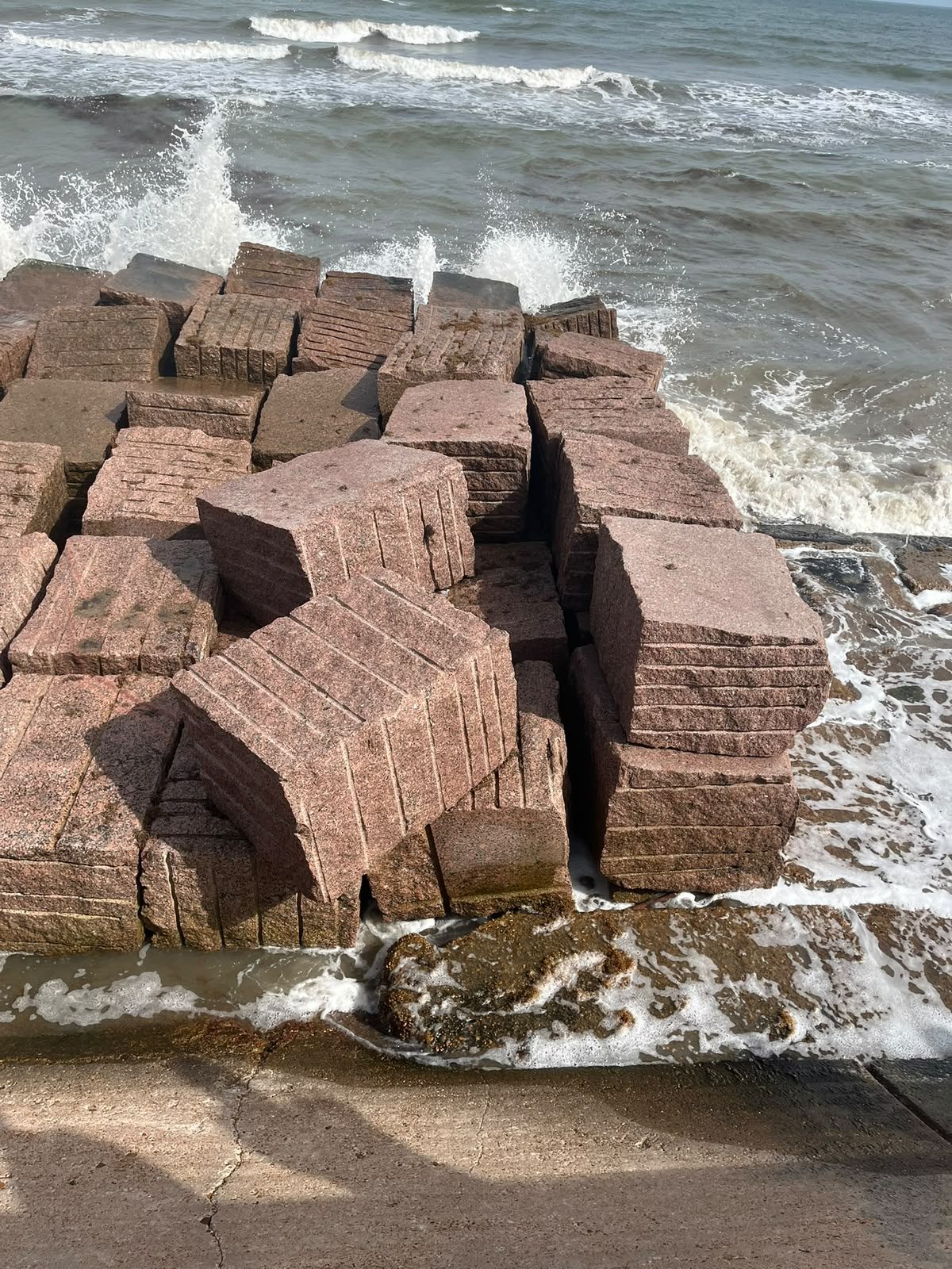 Rock armour breakwater close-up — PRO-ARMOUR partners, TU Delft and Politecnico di Bari — DICATECh